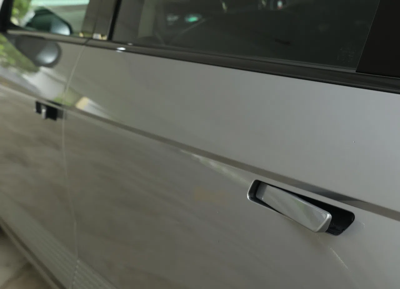 只要车门一解锁，把手便会弹出。（邬福梁摄）