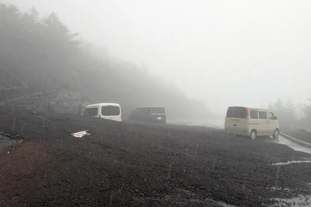 暴雨致日本富士山山体滑坡 两登山者死亡