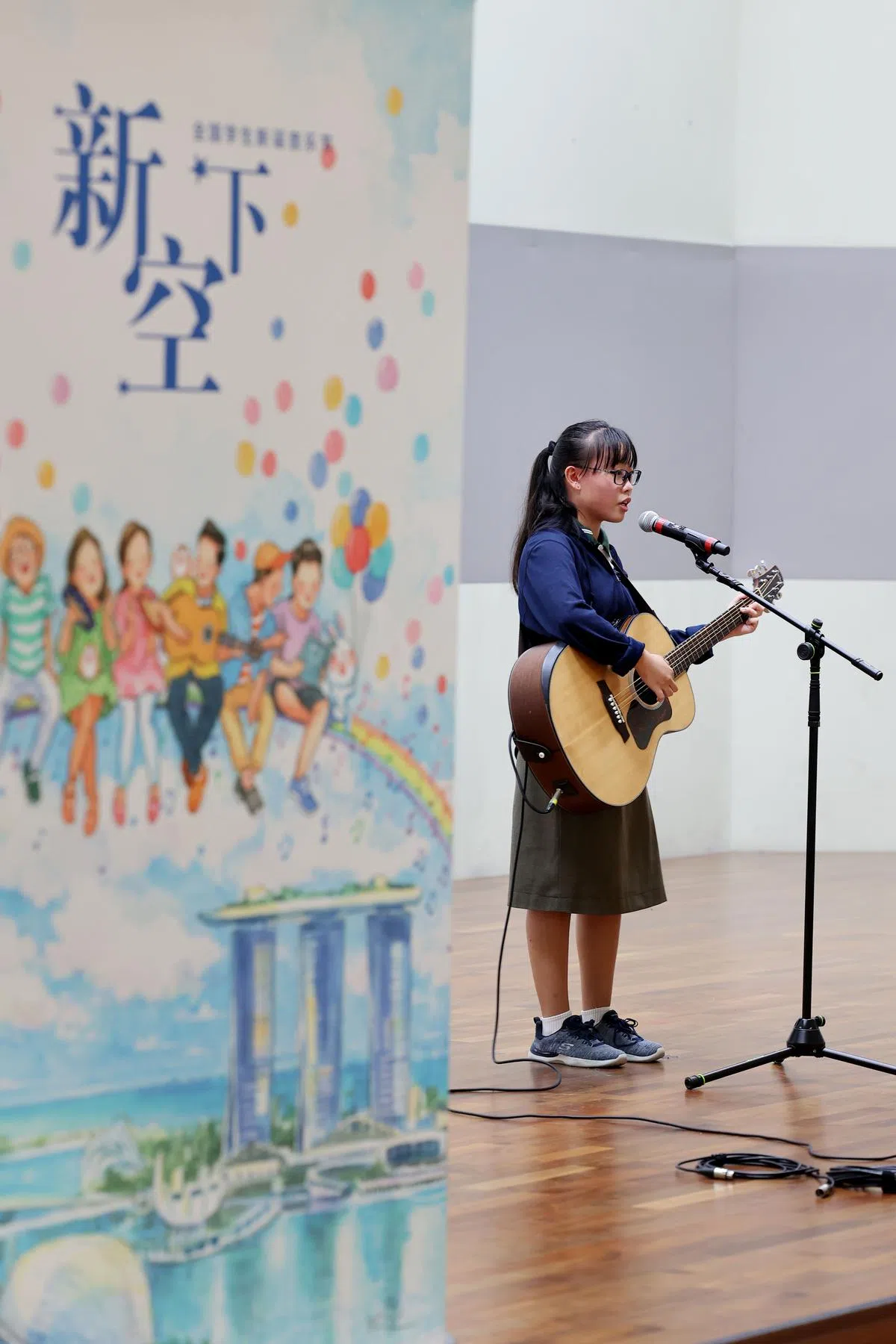 参赛者以自弹自唱的方式表演。（龙国雄摄）
