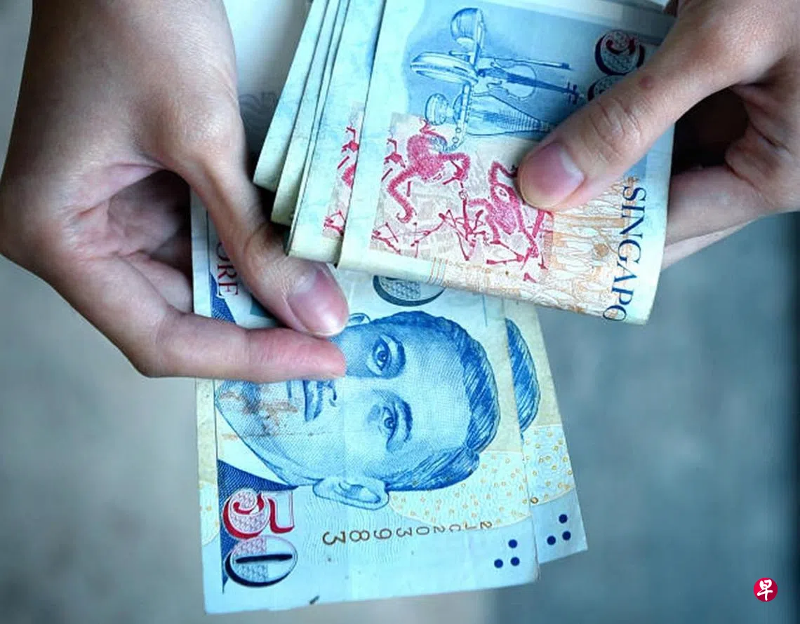 偷窃怕被揭钞票扔下楼女佣监八个月| 联合早报