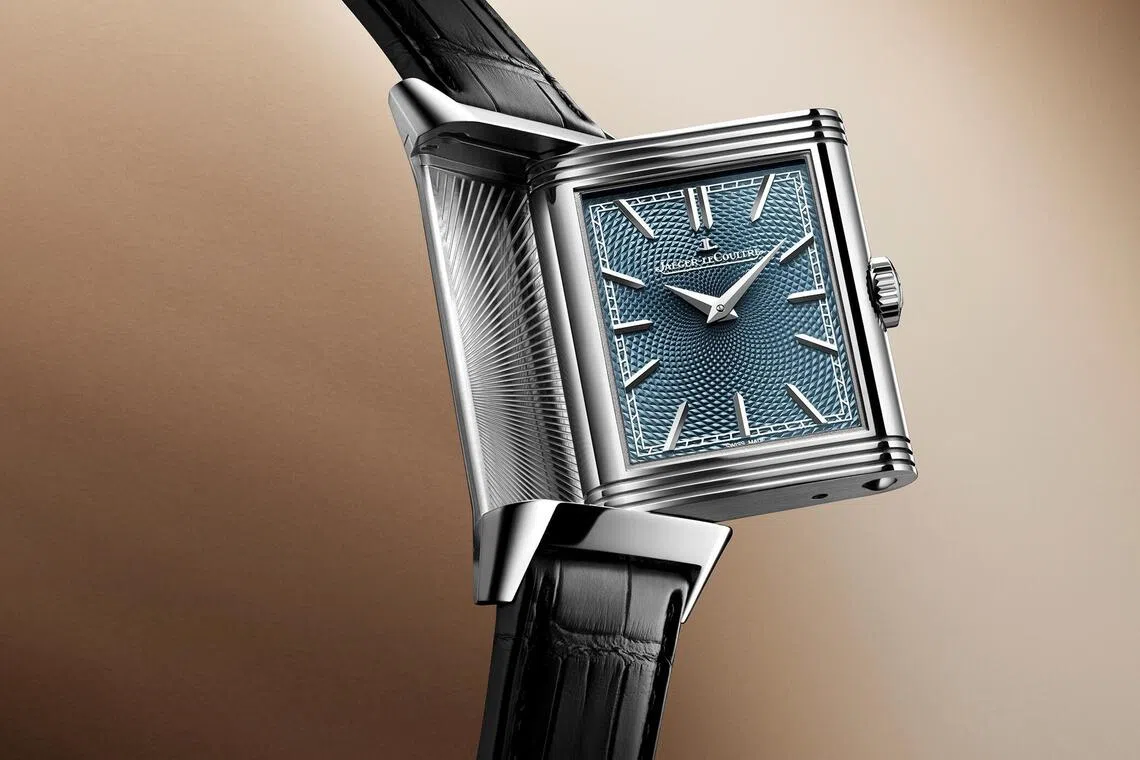 《双骏图》表盘采用“大麦粒”玑镂纹饰，颗粒形纹理在放大镜下如稻穗般均匀饱满。（积家提供）