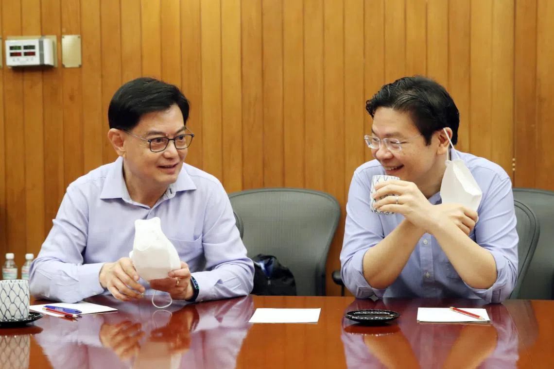 黄总理（右）说，王瑞杰“一直是我可靠的朋友、战友和前辈，时常给我鼓励和建议”。（取自黄总理脸书）
