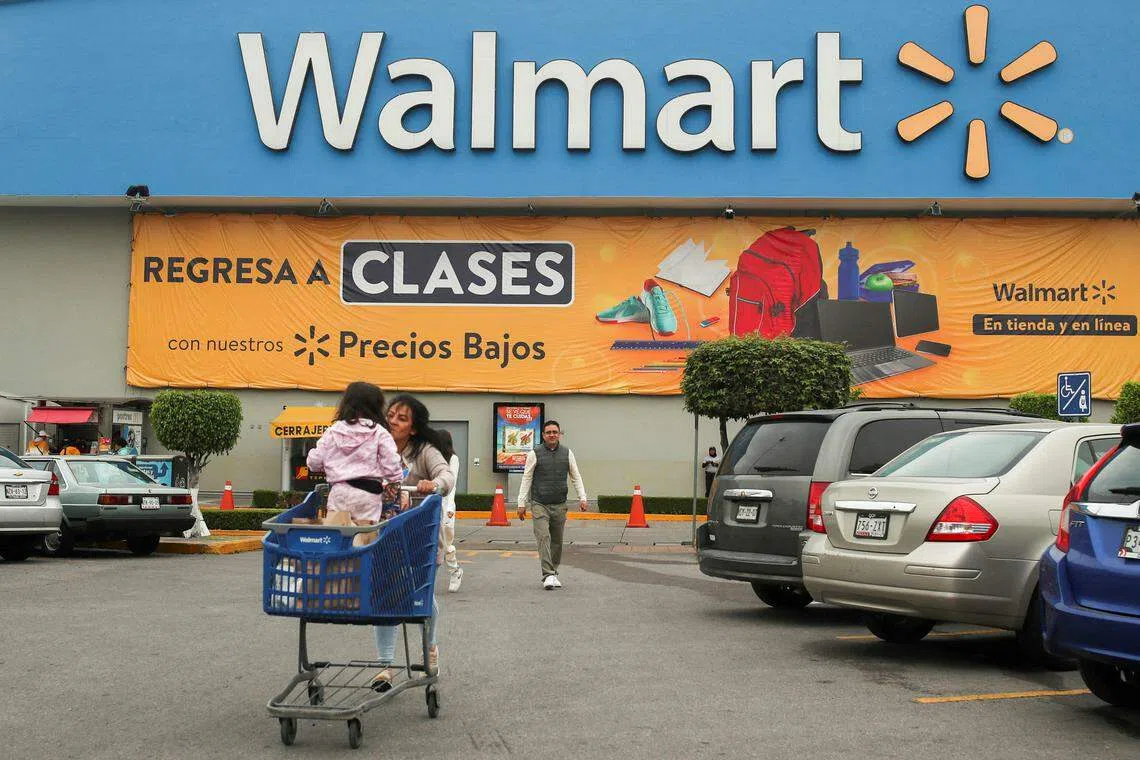 首席财务官雷尼说：现在的消费者在买东西时还是持有谨慎态度。不过尽管他们在购物篮中放入的物品越来越少，但是他们购物的频率越来越高。（路透社）