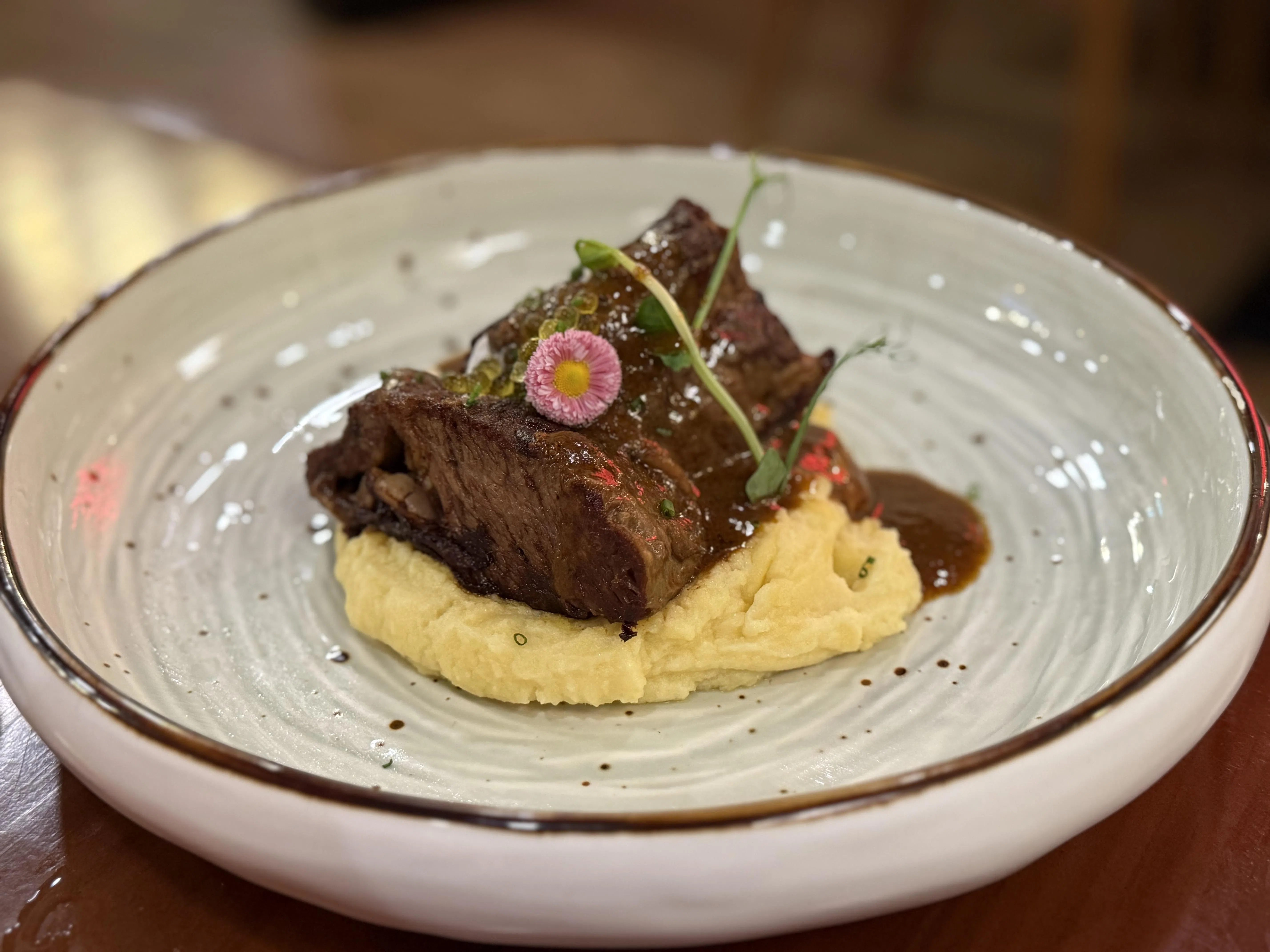 120天谷饲安格斯牛小排肉质外焦内嫩，肉香四溢。（叶晓虹摄）