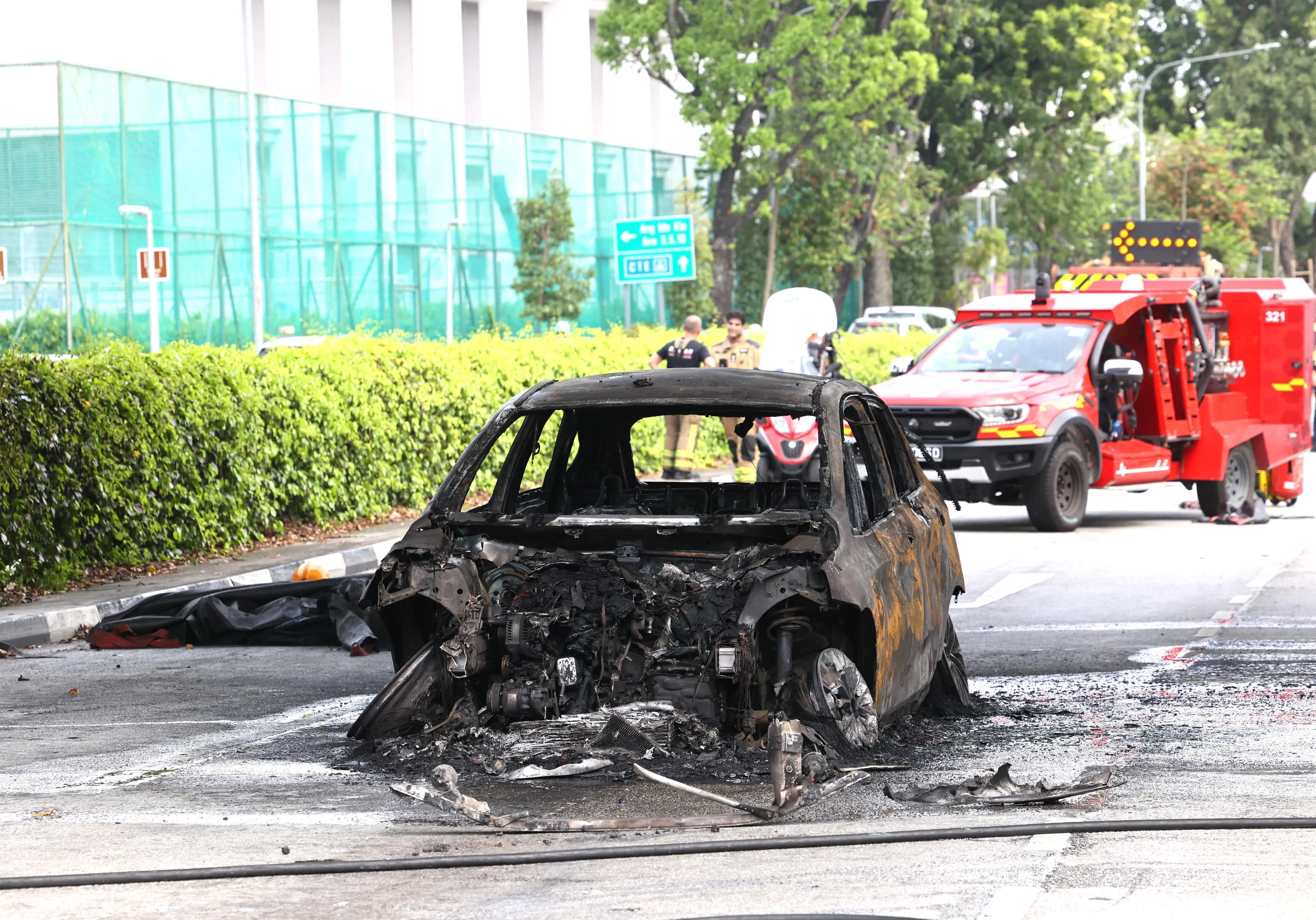 涉事汽车损毁严重，被烧到只剩下骨架。（庄耿闻摄）