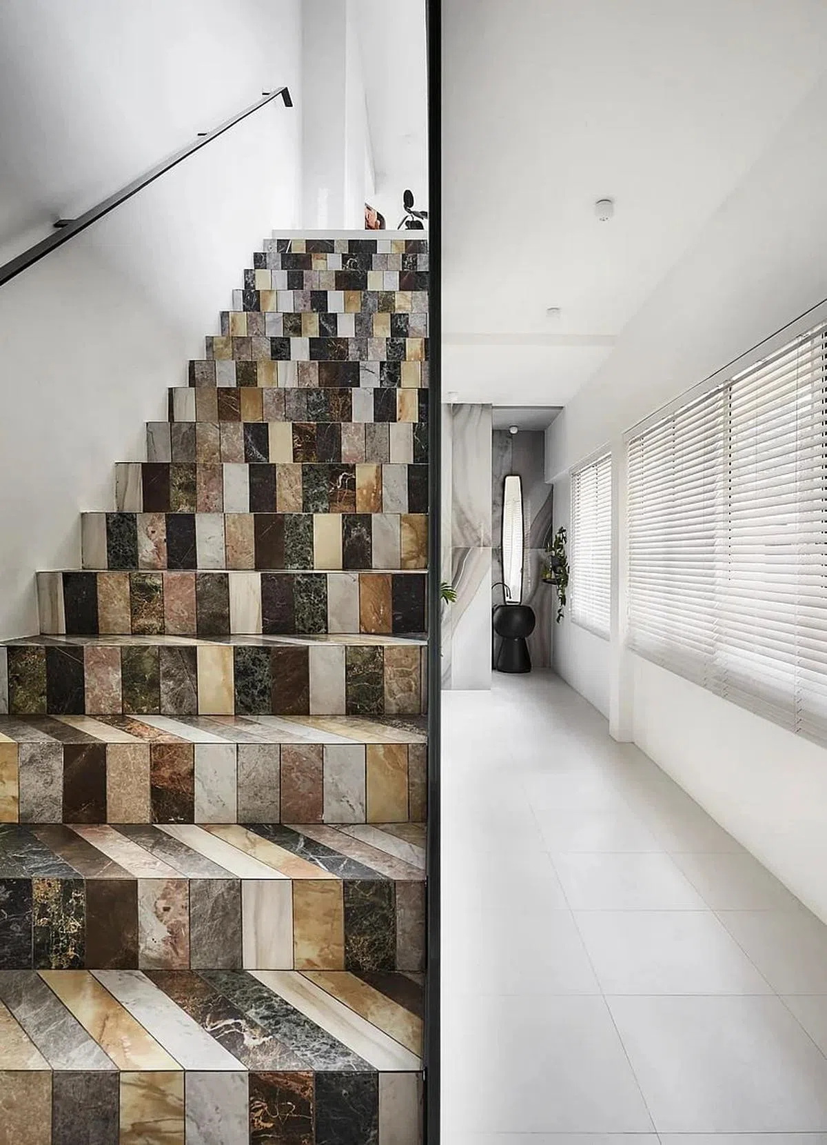 屋里的趣味设计，包括有如花盆状的洗手盆及由深浅砖块砌成的楼梯。（Laank提供照片）