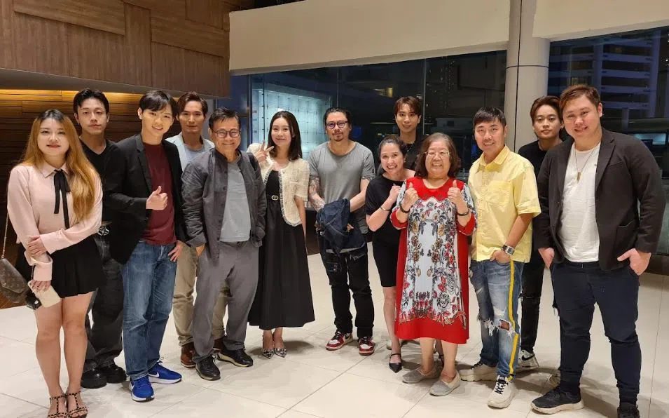 《追忆》举行闭门预映会，圈内外好友池素宝（前排左三）、何斌（前排右二）、前资深媒体人管雪梅（前排右三）、傅爱妮（前排右四）、丘俊鑫（后排左二）等出席支持。右一为赤龙国际公司老板苏新松。（受访者提供）