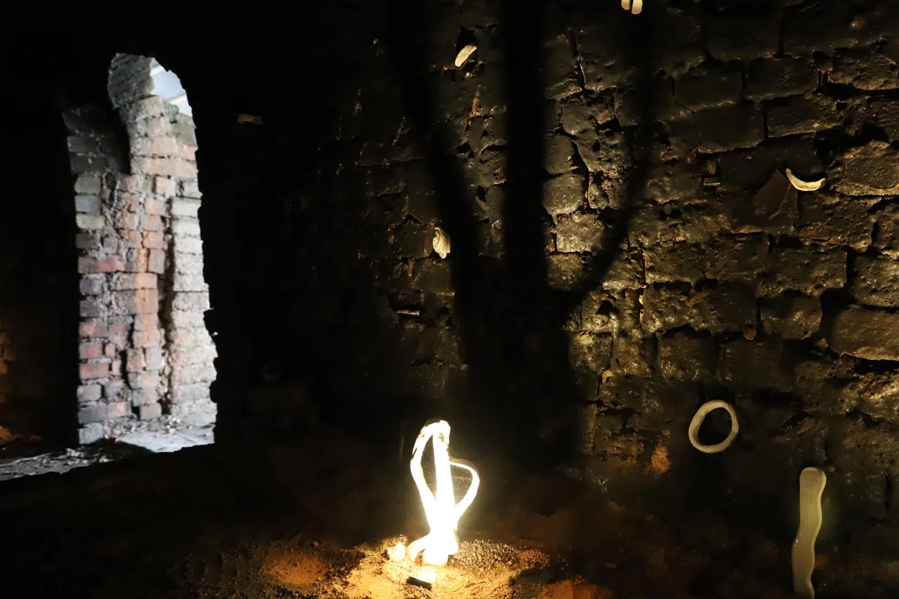 谢燕芳在龙窑内展示小型陶艺作品。（受访者提供）