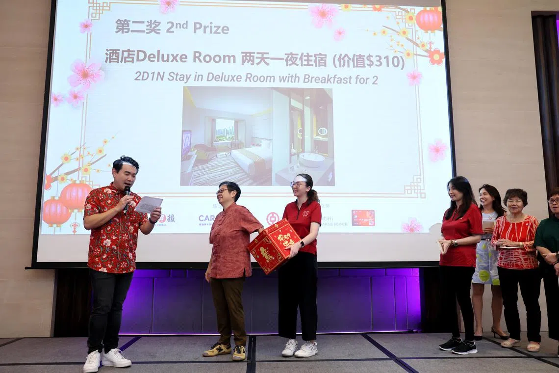 《联合早报》执行总编辑韩咏梅（左二）抽出幸运抽奖得主。（龙国雄摄）