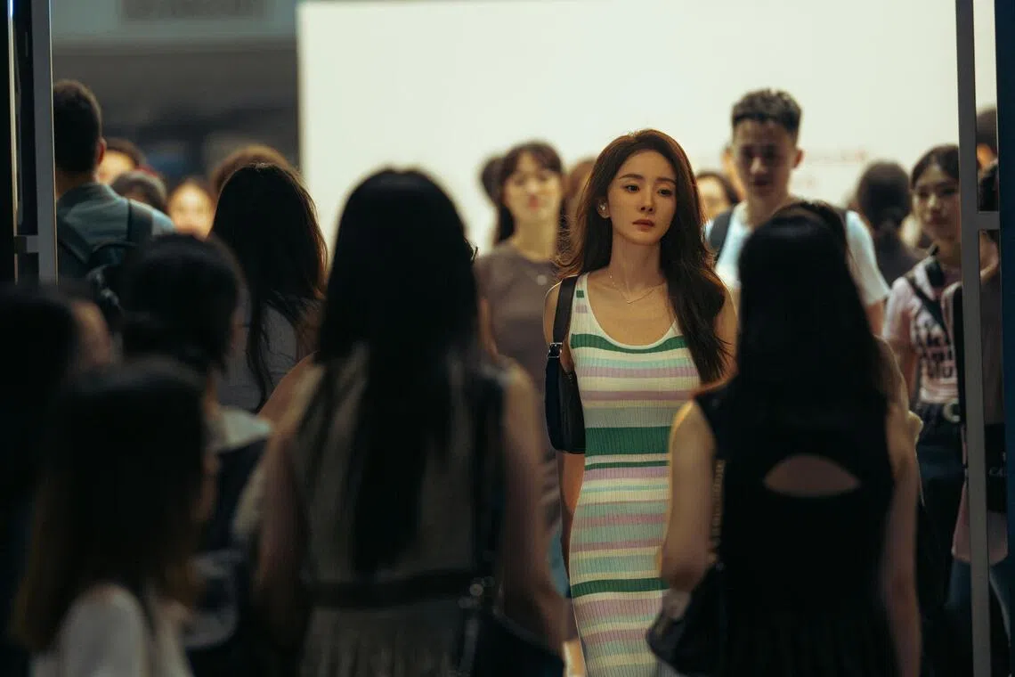 《惊蛰无声》是中国首部聚焦当代国家安全题材的影片，参与演员全数一线大牌，包括杨幂（中）。（mm2提供）