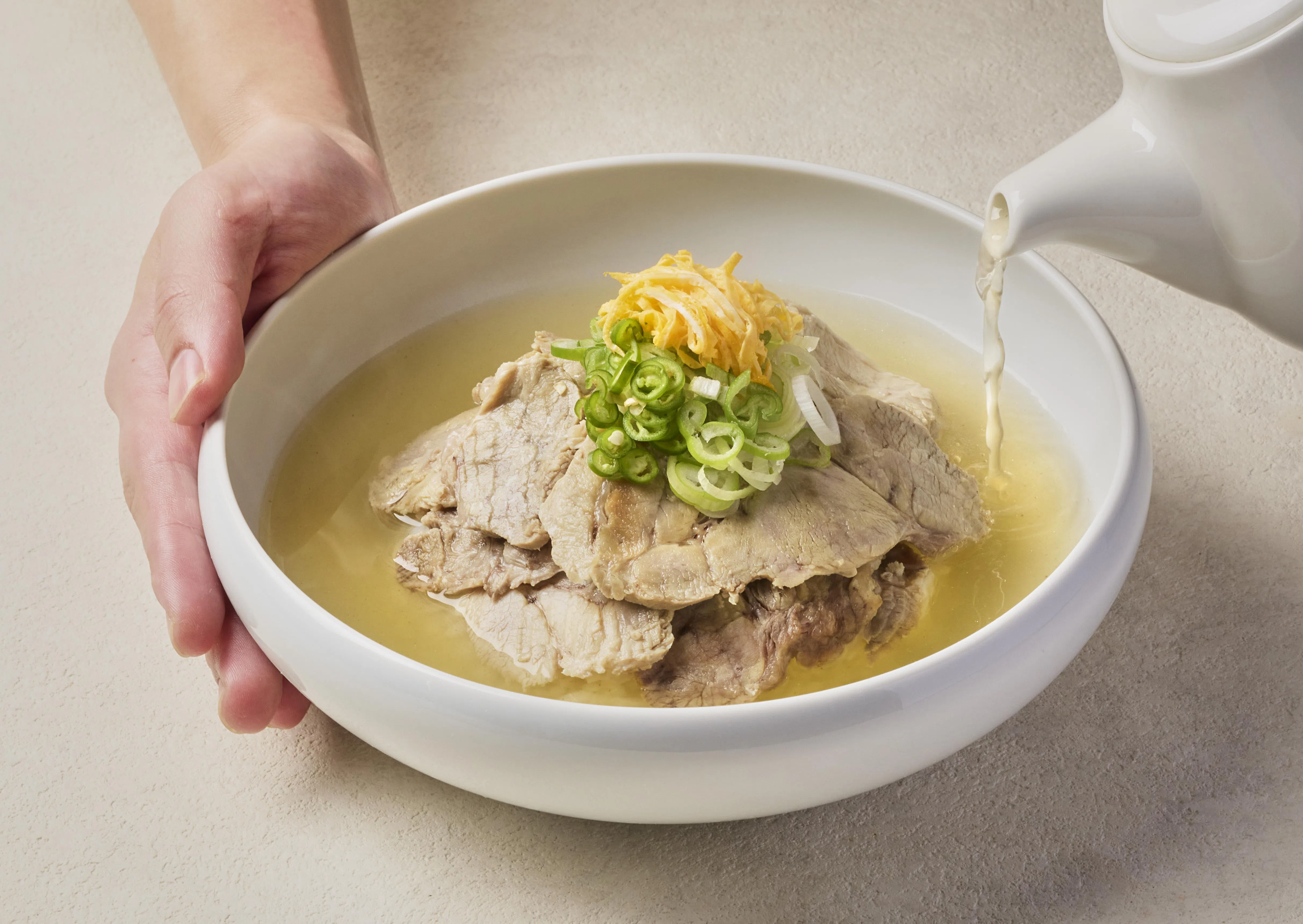 釜山猪骨汤注重味道与食用便利，猪骨已去骨入汤，浓郁不腻。（餐馆提供）