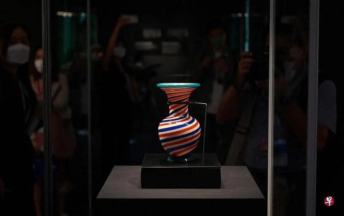 清乾隆年间（1736年—1795年）彩色玻璃螺旋纹撇口瓶。（法新社）