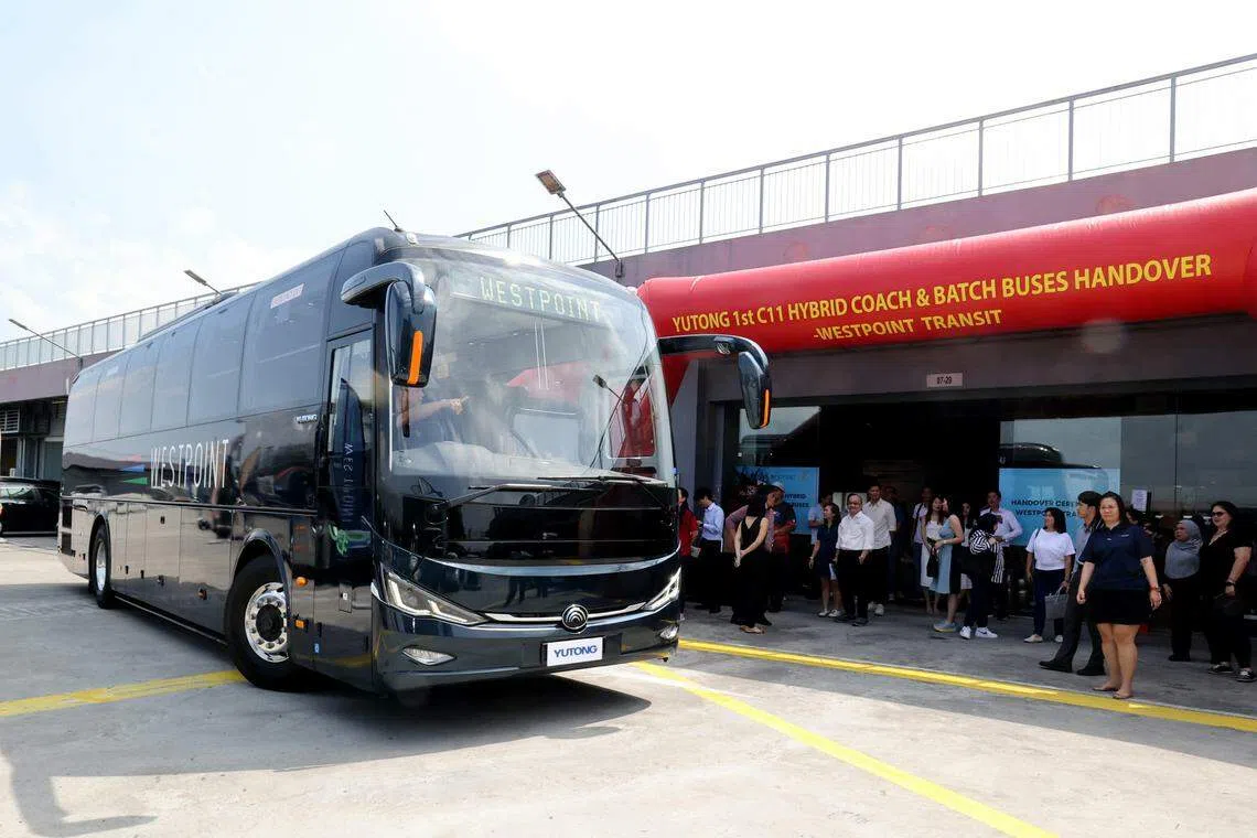 经销商丁旺汽车与贸易公司（Think One）星期五交付21辆宇通客车大巴给Westpoint Transit，包括本地首辆宇通客车混合动力大巴。这款可接载45名乘客的巴士，可比普通柴油巴士省30％的燃油，也可以纯电动模式驱动。（邬福梁摄）