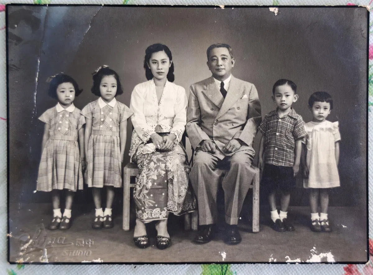 林忠邦对谢妙梅与五名儿女十分关爱，特地去拍全家福，拍这张照时当年6岁的小女儿不在镜头内。（林英仁提供）