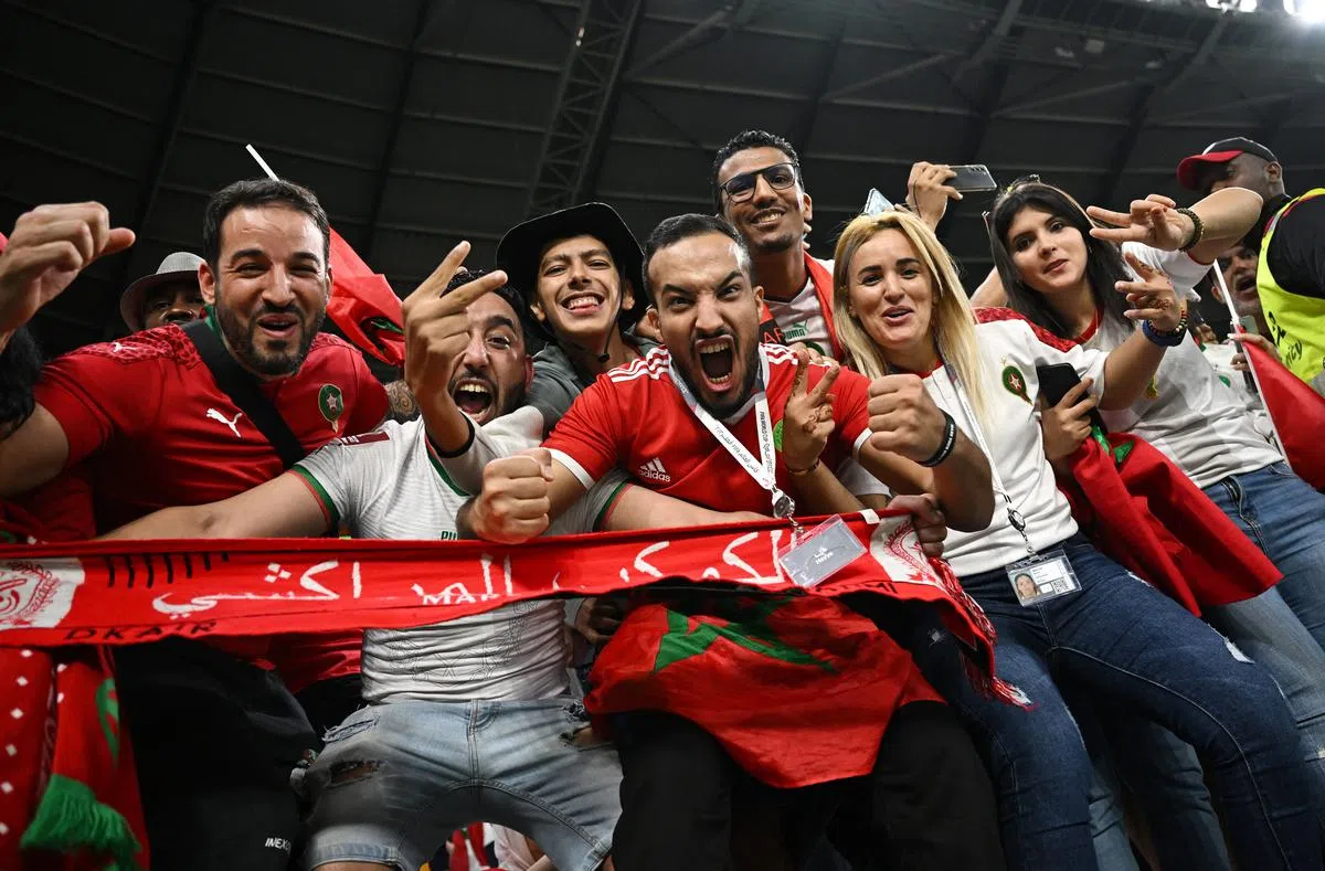 摩洛哥球迷兴奋庆祝球队晋级世界杯八强。（路透社）
