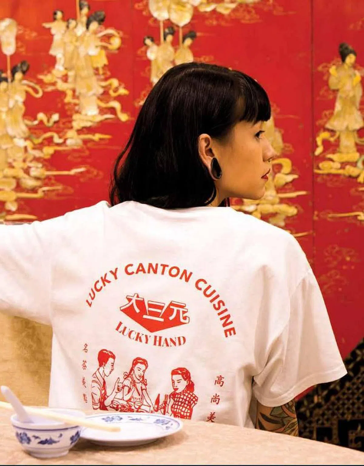 脑海中珍藏的记忆，一家人围坐吃团圆饭的场景被印在了T恤上。