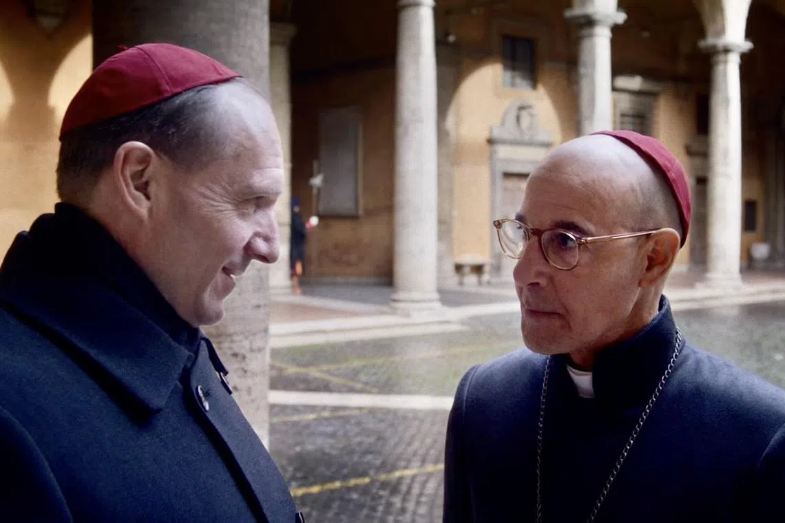 一场教宗选举显露丑陋人性。罗夫芬尼斯（左）与斯坦利塔奇的几场演技交锋，精彩绝伦。（剧照／互联网）