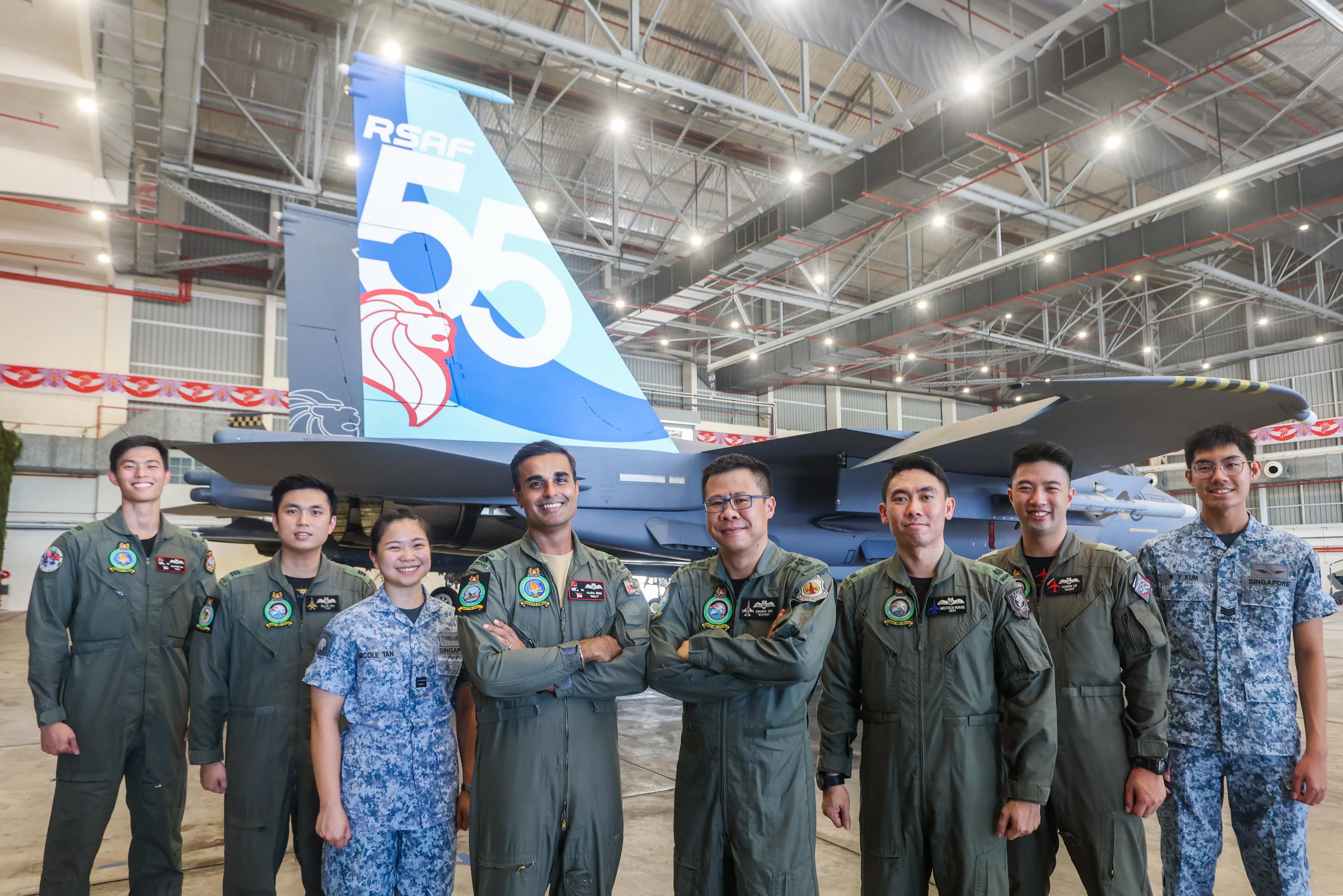 参与空军国庆飞行表演项目的人员包括：AH-64D阿帕奇攻击直升机飞行员林韦利中尉（左起）、F-15SG战斗机武器系统军官符策浩上尉、空战军官 （空中交通控制员）陈思倩上尉、CH-47F契努克重型直升机飞行员拉杰帕尔·星中校、国庆庆典飞行表演委员会主席洪启兴上校、F-16D+战斗机飞行员黄敬杰少校、A330多用途添油运输机飞行员林汉生中尉，以及空军技术人员甘咏旭三级上士。（陈斌勤摄）