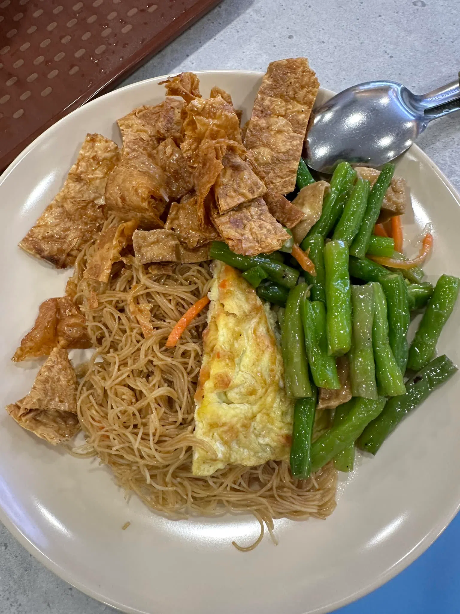 网民申诉，一盘米粉加上三样菜式竟要8元，十分昂贵。（取自网络）