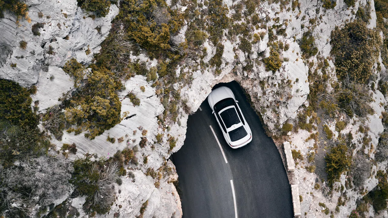 车子性能高，比前一代感觉更敏捷，高速入弯时后轮偏差明显。（车商提供）