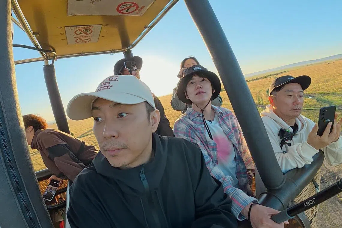 殷志源（左起）、圭贤和李寿根在肯尼亚坐热气球俯瞰草原上的野生动物。（Netflix提供）
