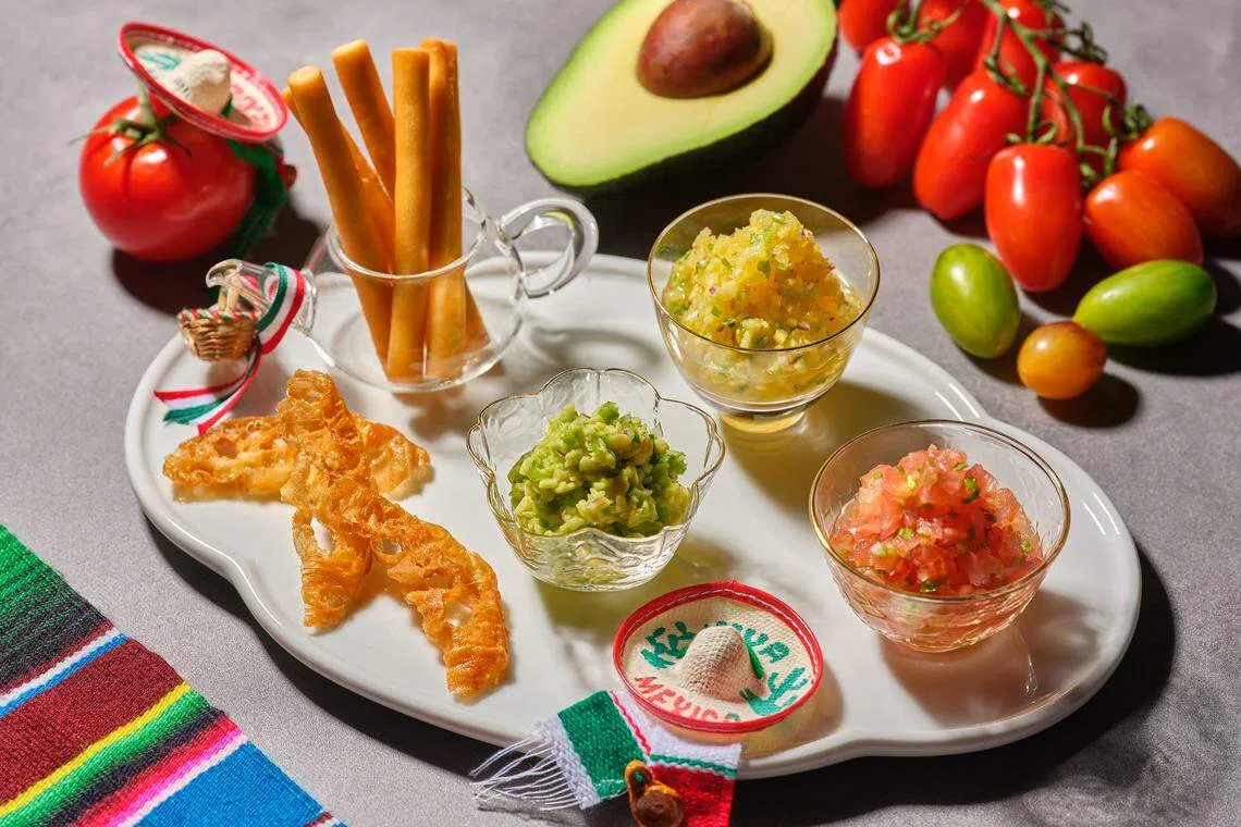 前菜“墨川三拼”有藤椒鲍鱼、开胃牛油果带子、凤梨莎莎酱脆馒头。（餐馆提供）