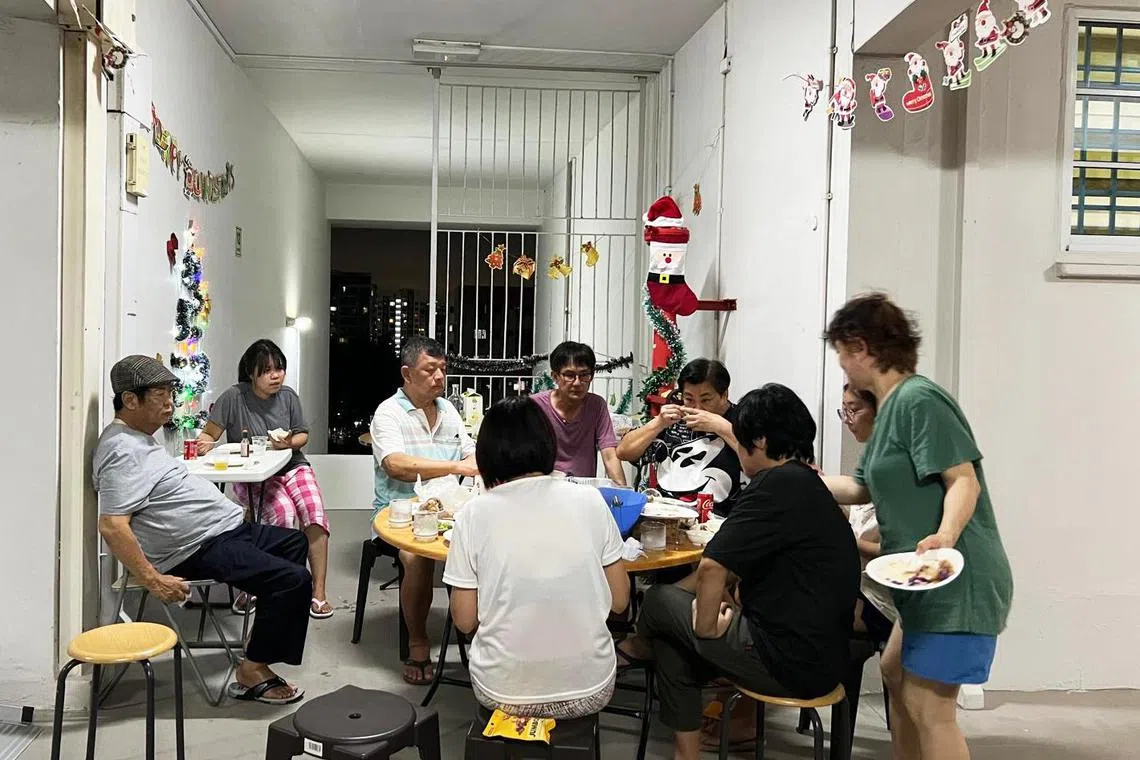 摆上一张圆桌，大家带上各自准备的家常菜，齐聚一堂共度圣诞夜。（受访者提供）
