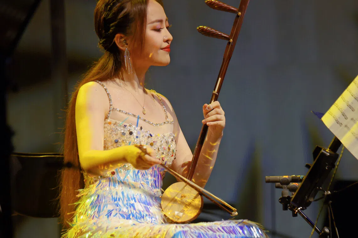 王啸演奏秦腔、豫剧、河北梆子等北方戏曲的常用伴奏乐器——板胡。（受访者提供）