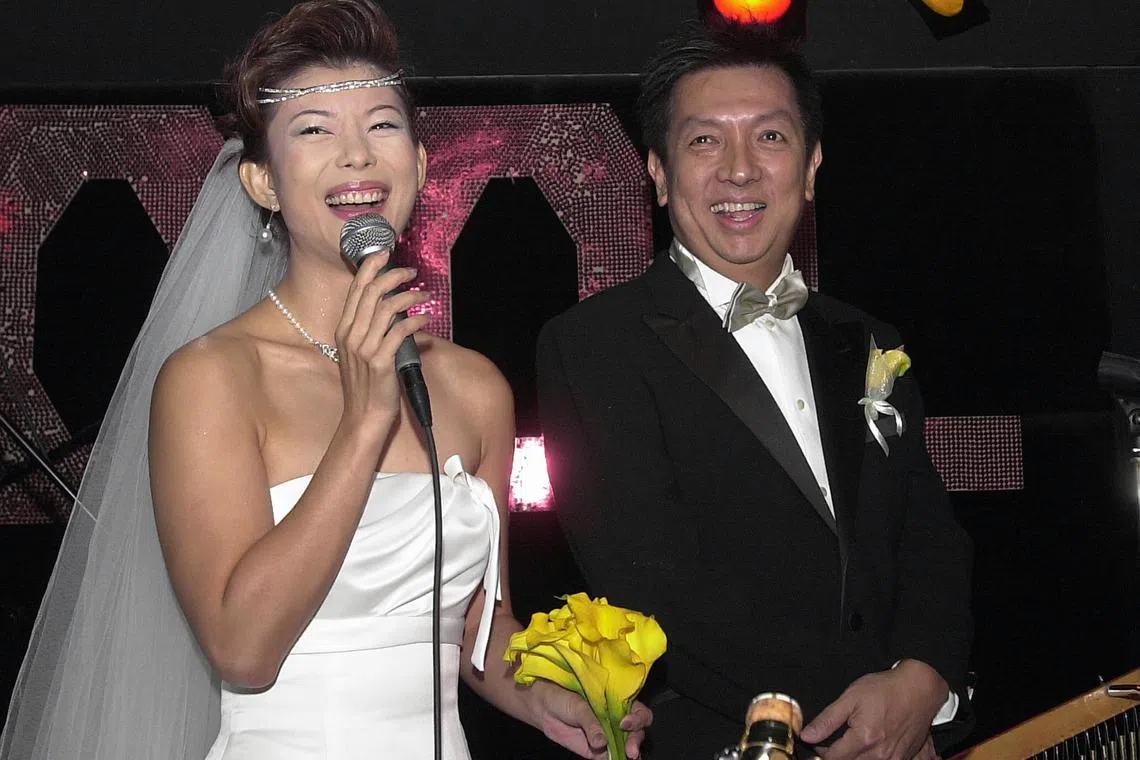 林荣福和前艺人林里嫔，2003年在前Orchard Parade酒店（现称为Orchard Rendezvous酒店）举行婚宴。（商业时报档案照片）