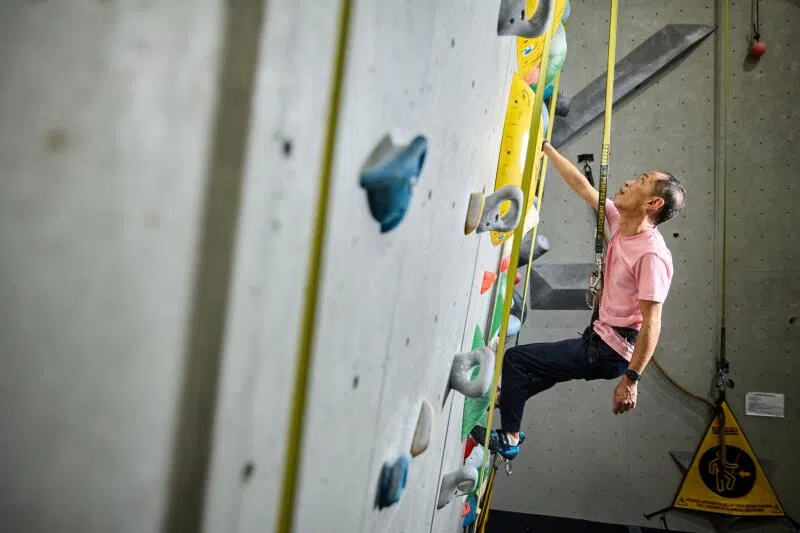 吴宁志攀上6C难度级别的岩壁仅用了40秒，速度与流畅度让人赞叹。（吴先邦摄）