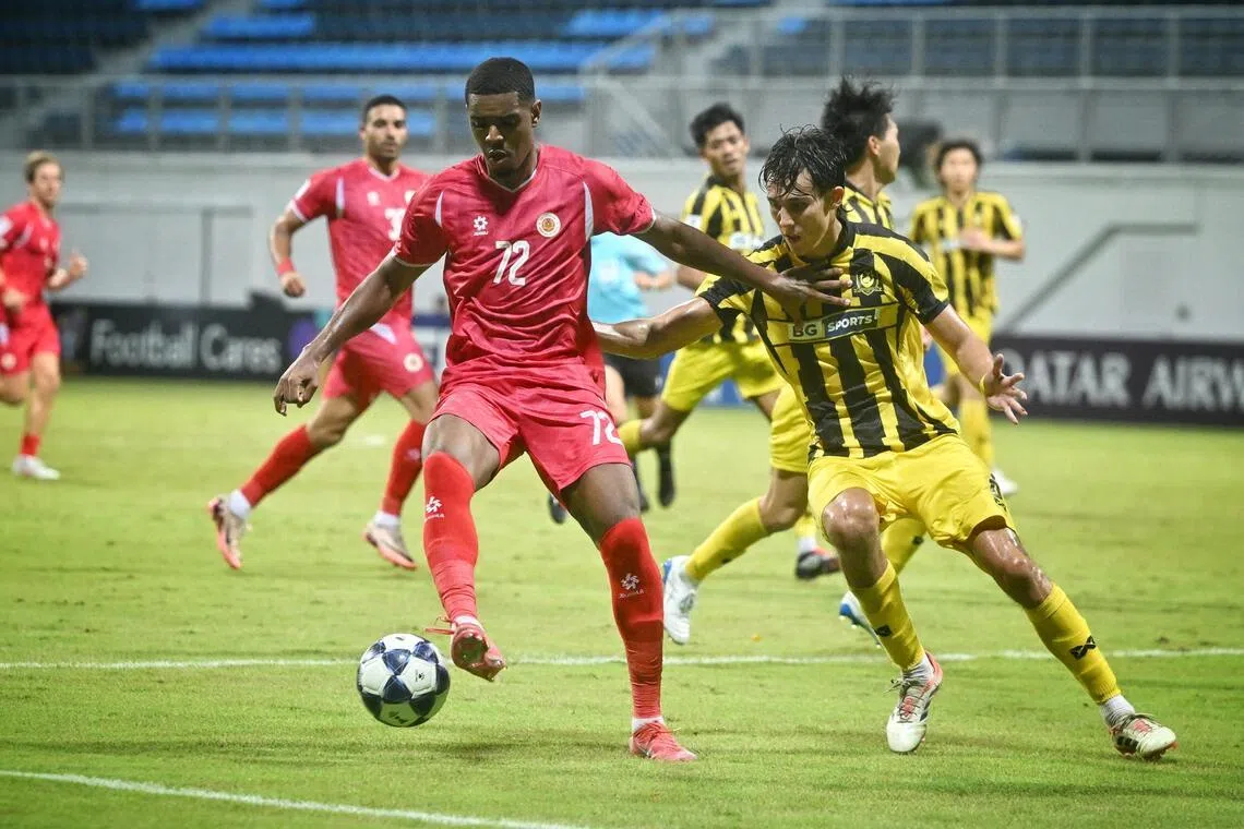 河内公安的巴西前锋格拉菲特（左）在上半场争球时，踩踏淡滨尼队长沙赫的脚踝，但最终只被判罚黄卡逃过一劫。他也在下半场为客队攻入一记安慰性进球。（海峡时报）