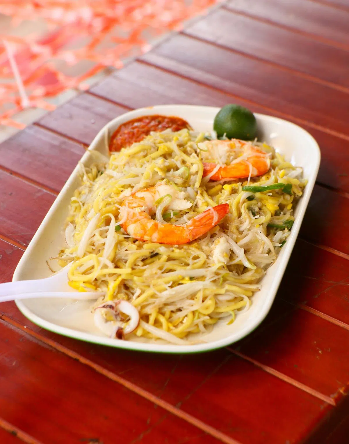 搬迁到东海岸人工湖美食村才发现居住在丹戎加东一带的娘惹都喜欢吃福建炒虾面，黄妹妹当时就顺应这个需求，放弃原本售卖的虾面汤，改卖福建炒虾面，如今已成为档口的招牌菜。