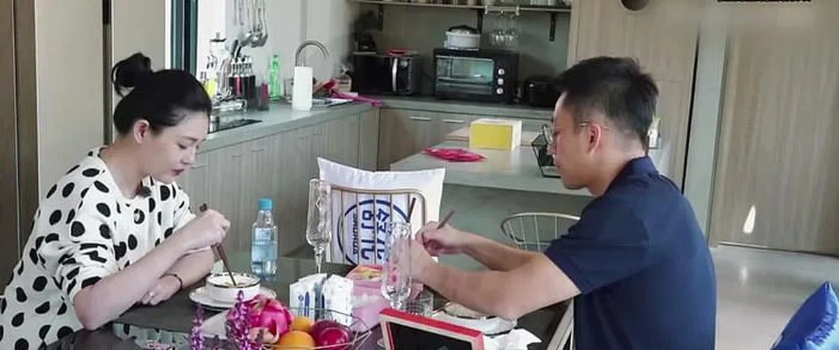 大S在节目中问丈夫有没有很后悔娶她，但汪小菲没有正面回答。（视频截图）