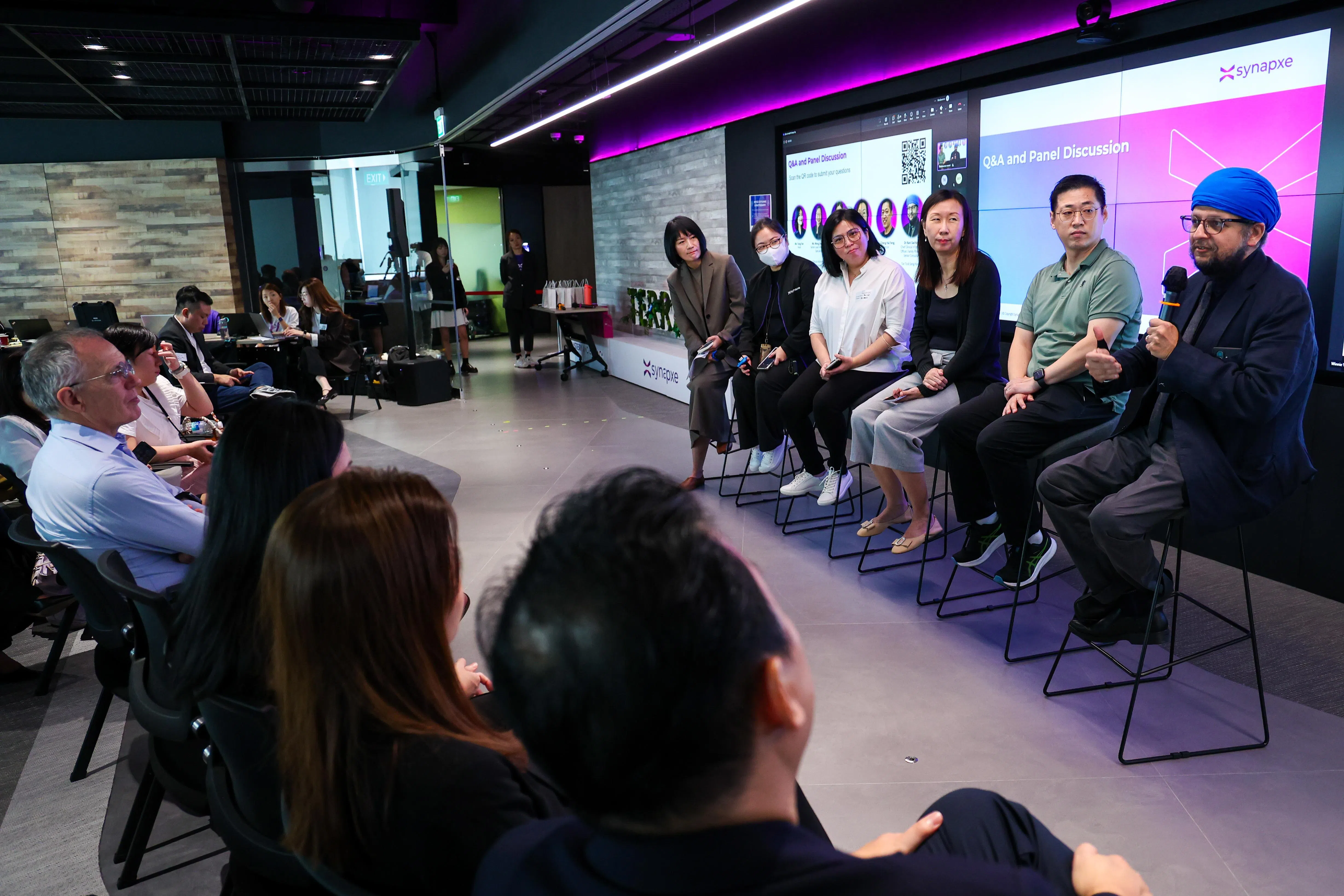 信息专家、软件工程师与医生等在HealthX初创企业日活动上，就两项新推出的新加坡标准，和与会的医疗科技初创企业讨论。（林明顺摄）