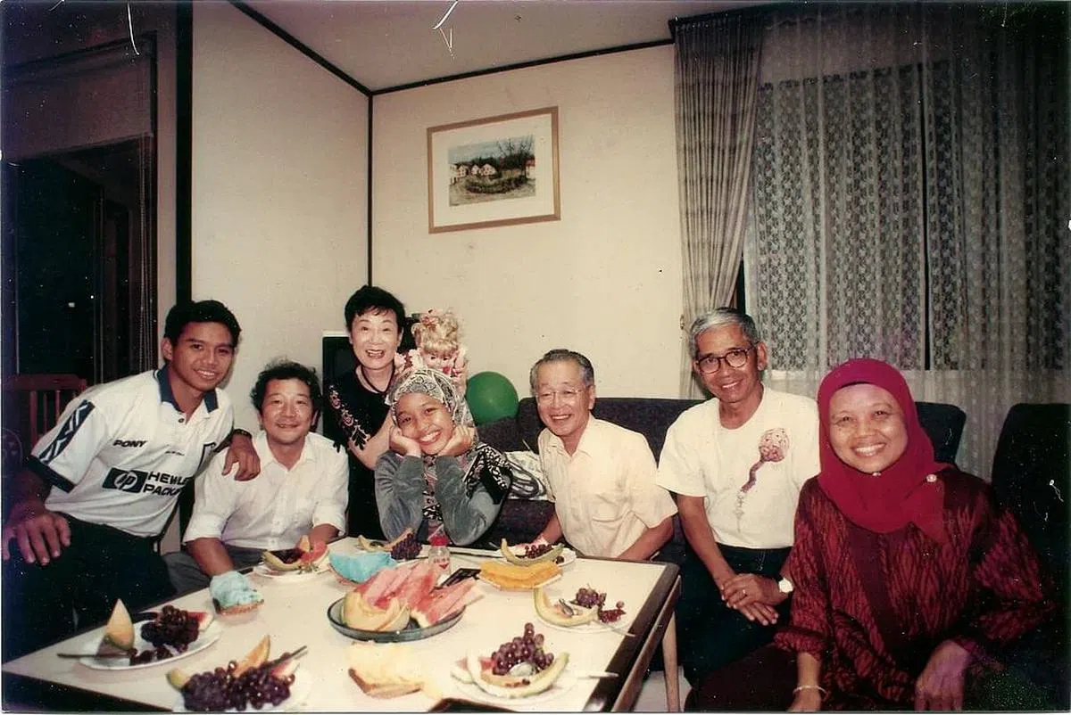 伊斯干达（右二）与家人探访在日本求学时期寄宿的家庭。（受访者提供）
