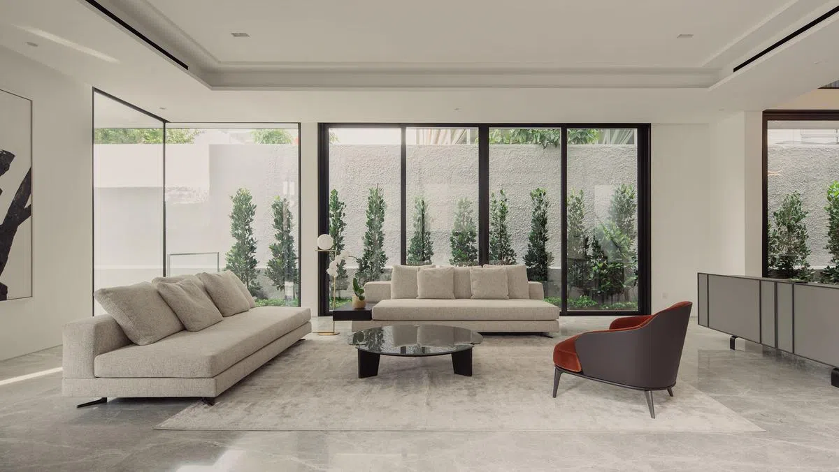 空旷大气、采光十足的客厅。