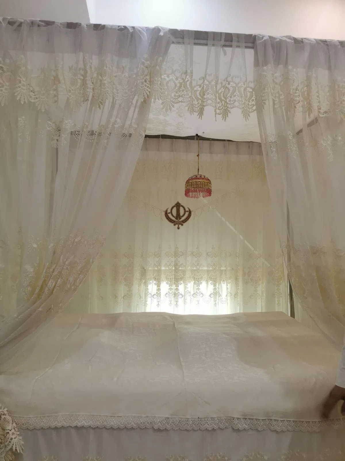 中央锡克庙将圣书放在特设的小房间内，以白布盖着。（陈爱薇摄） 