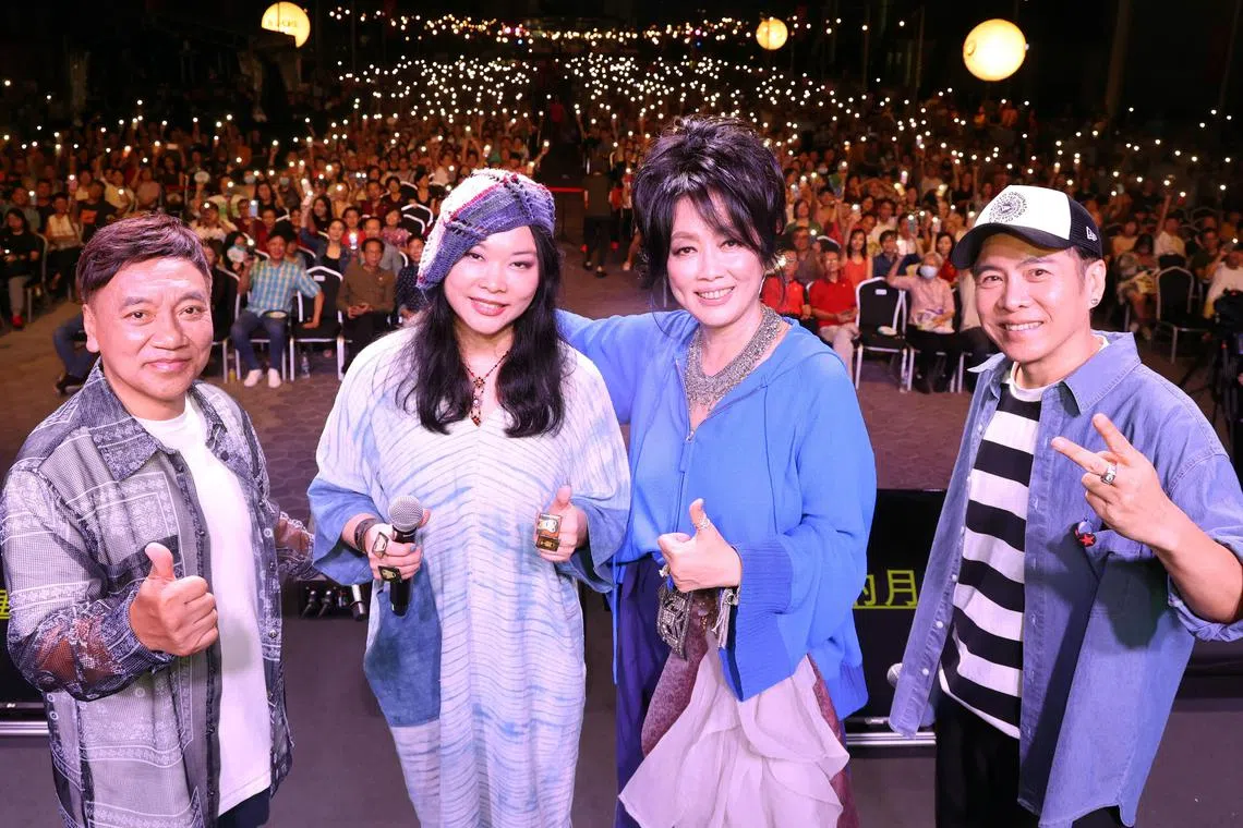 施孝荣（左起）、许美静、齐豫、黎沸挥连唱两晚，为观众们带来了一首首经典好歌，图为听众们用手机闪光灯亮成一片星海，四位歌手在演出后和全场观众合照。（邝启聪摄）