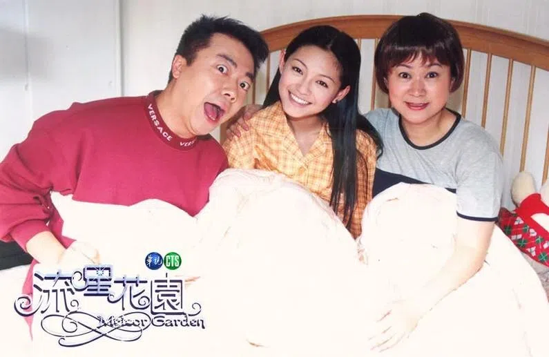 王月（右）曾在《流星花园》中饰演“杉菜”（大S饰）的妈妈而被观众熟知。饰演杉菜爸爸的是董志成（左）。（互联网）