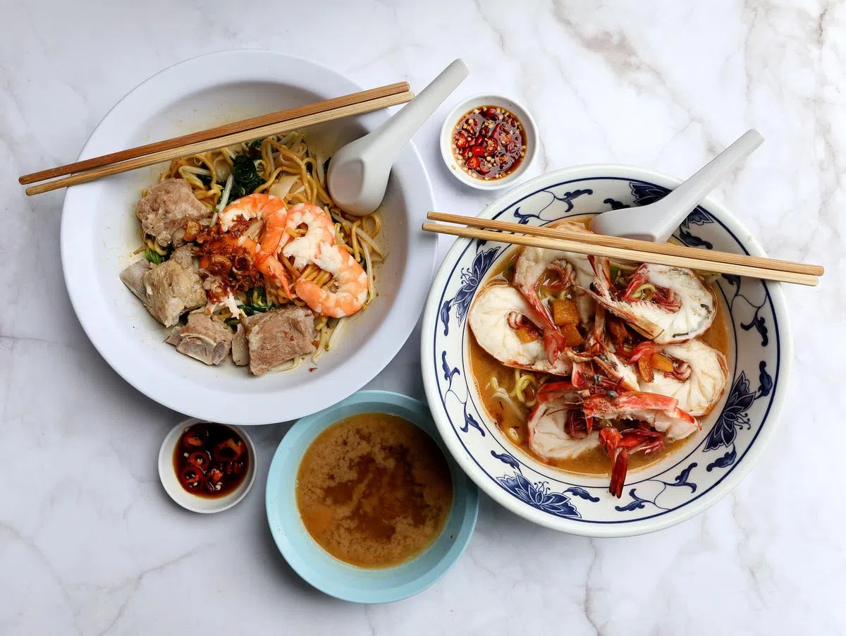 大东虾面的汤底浓郁，搭配新鲜的草虾和红脚虾。（龙国雄摄）