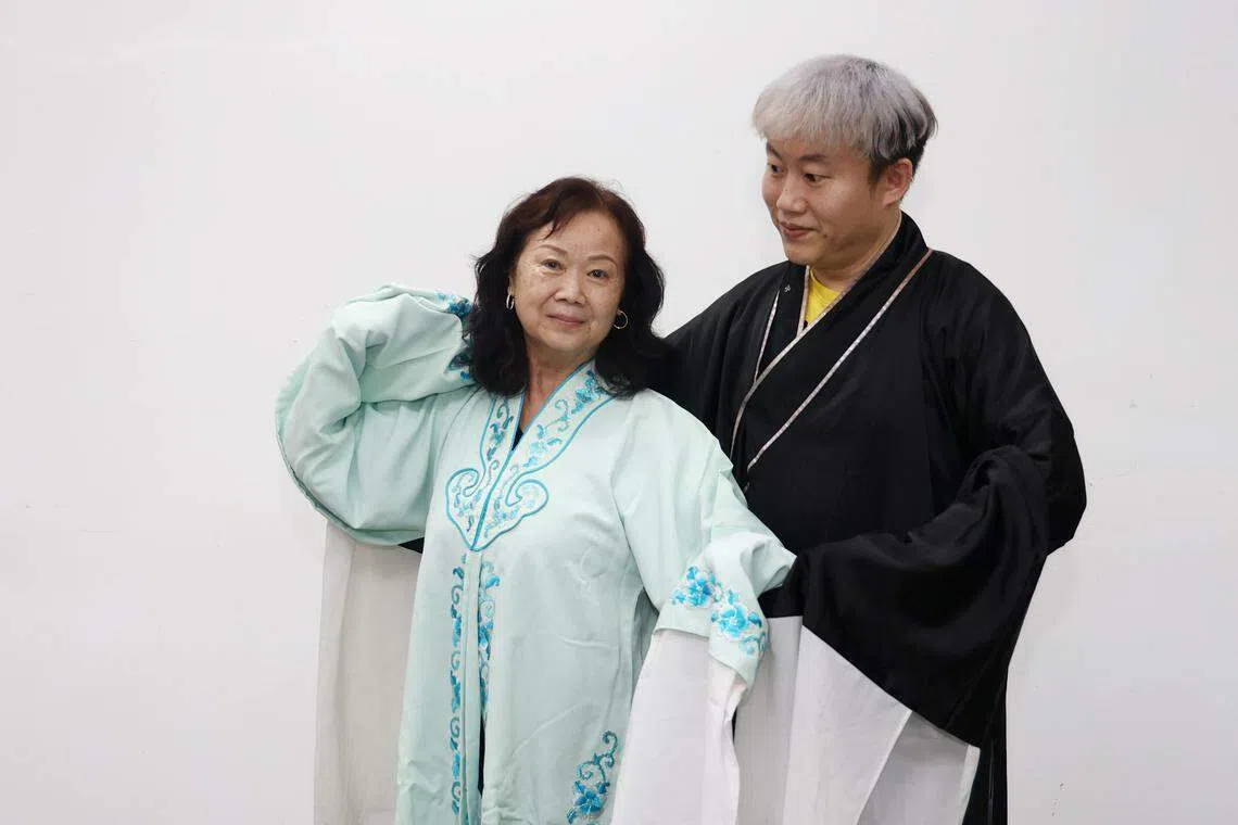 王俊明（右）此刻正与搭档卢少玲紧锣密鼓地排练。（郑一鸣摄）