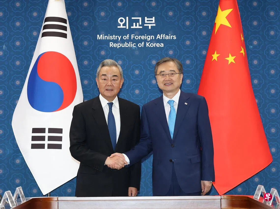中国外长王毅（左）时隔五年再度访问韩国，星期三（8月19日）在韩国首尔与韩国外长赵显举行会谈。 （法新社）