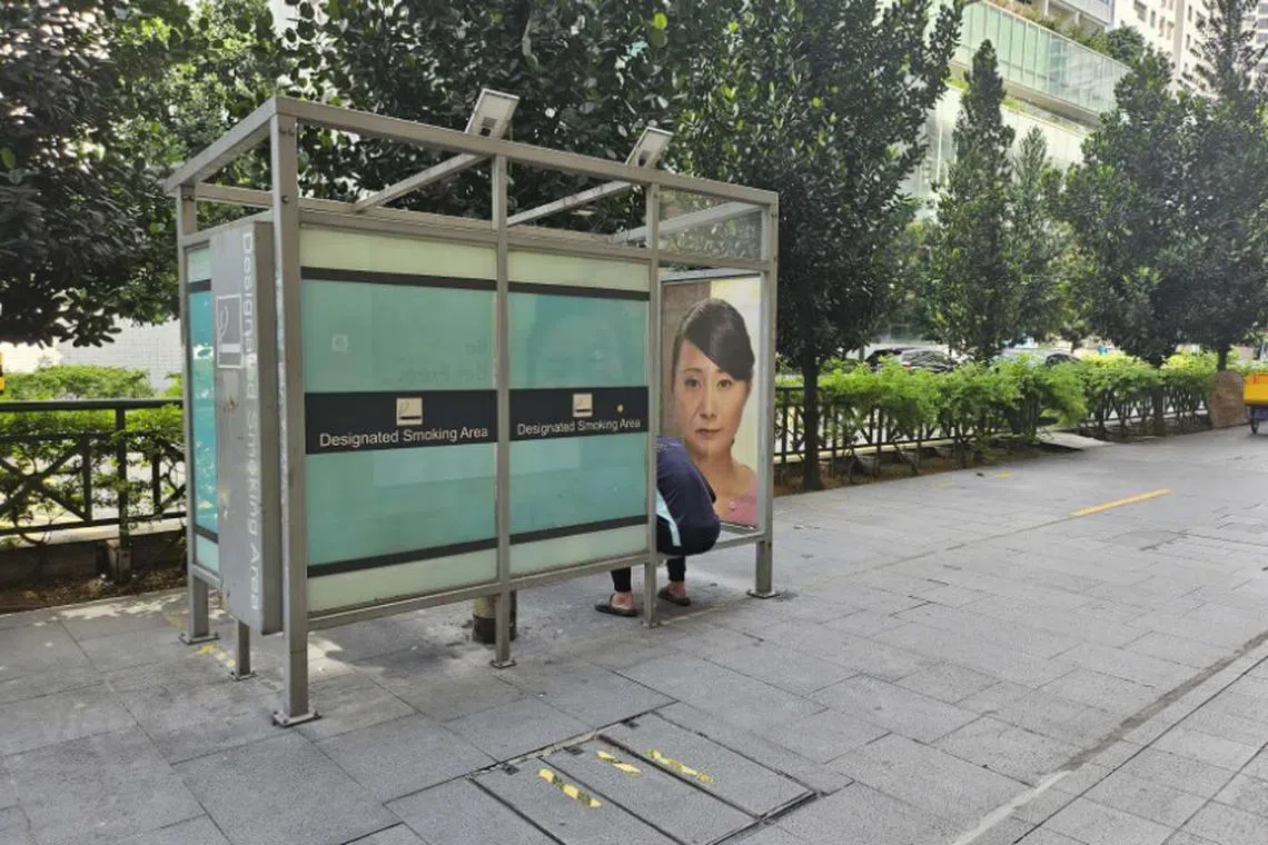 豪杰大厦Orchard Towers外的指定抽烟区域。（随庭摄）