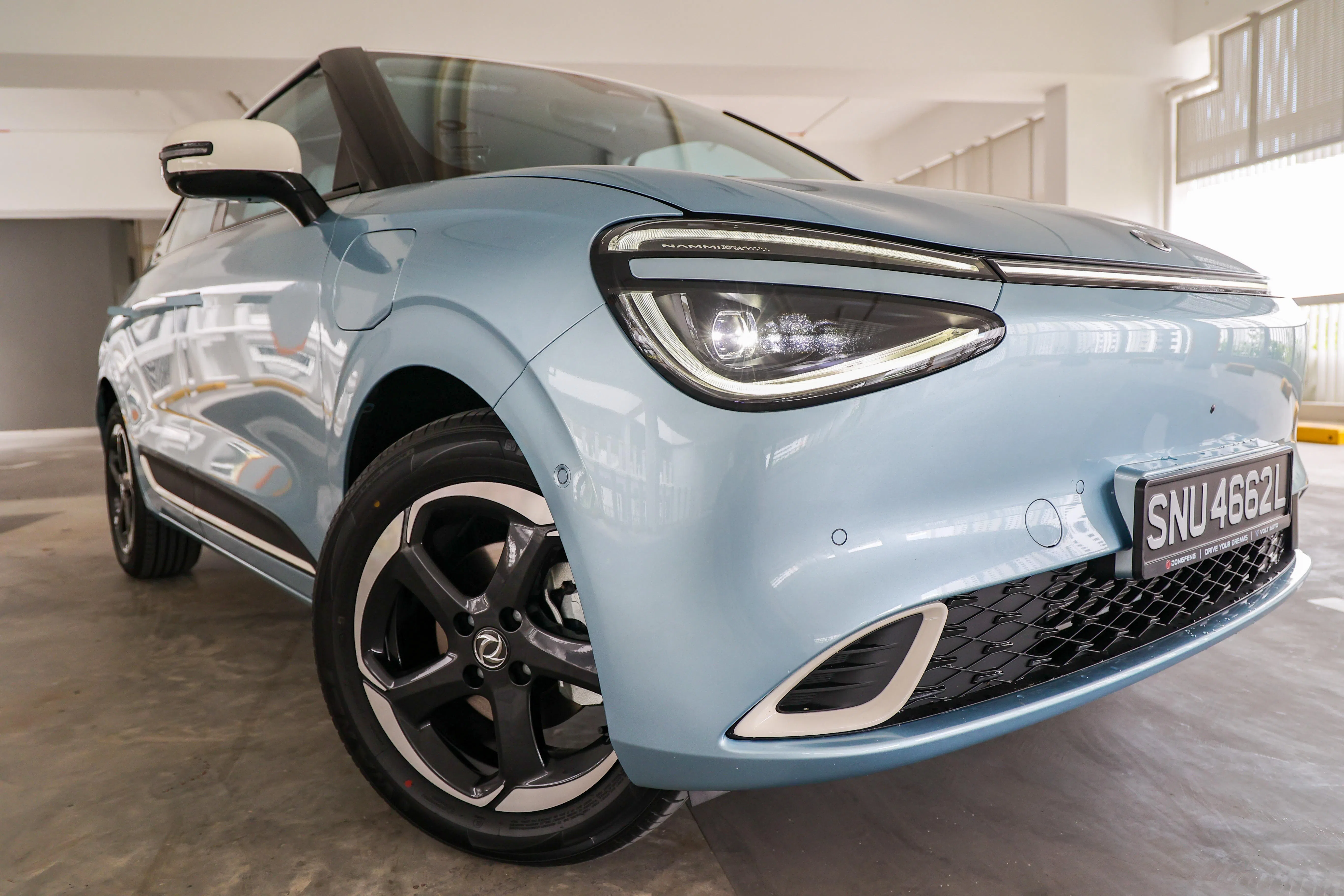 前大灯采用三角形设计，下方横贯式进气口以“小獠牙”装饰。（陈斌勤摄）