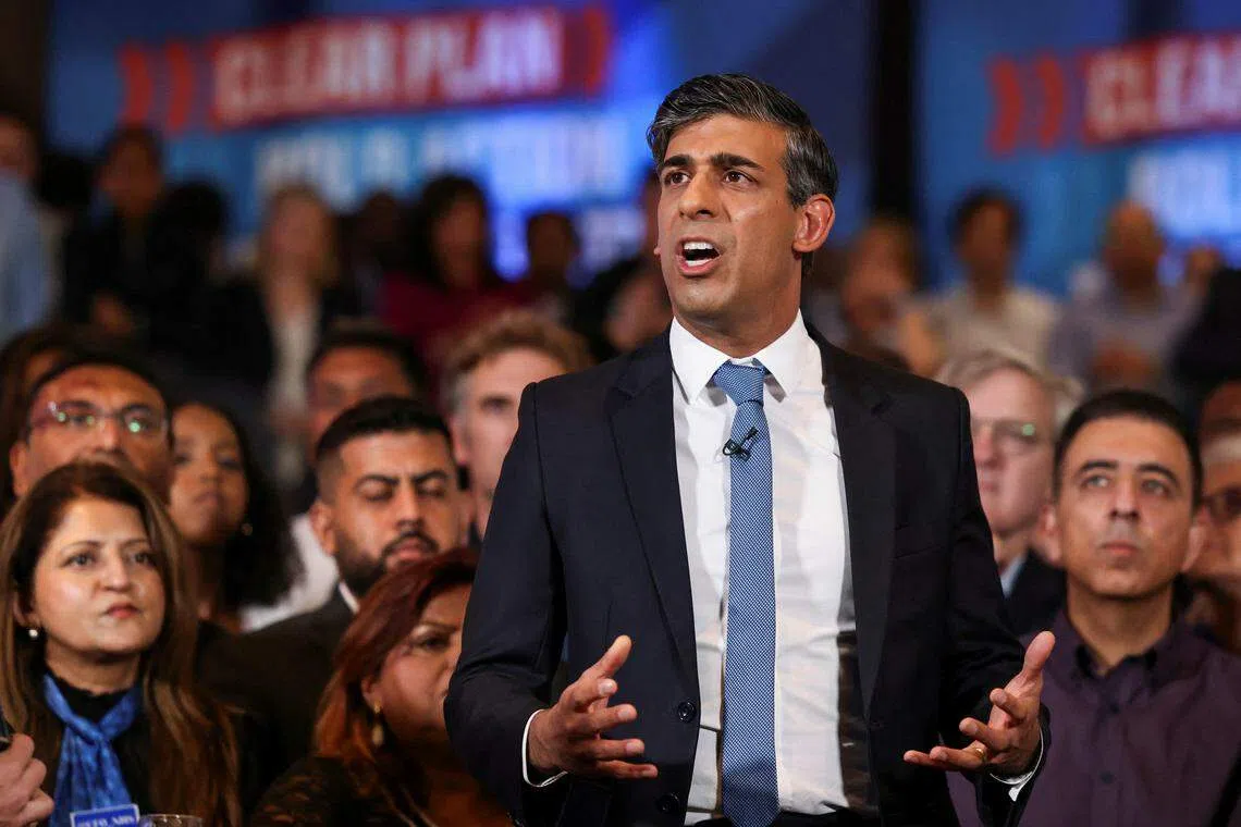 7月2日，英国首相苏纳克在竞选活动上向选民喊话称：“朋友们，我们的保守党大家庭团结起来不是很好吗？”（路透社）