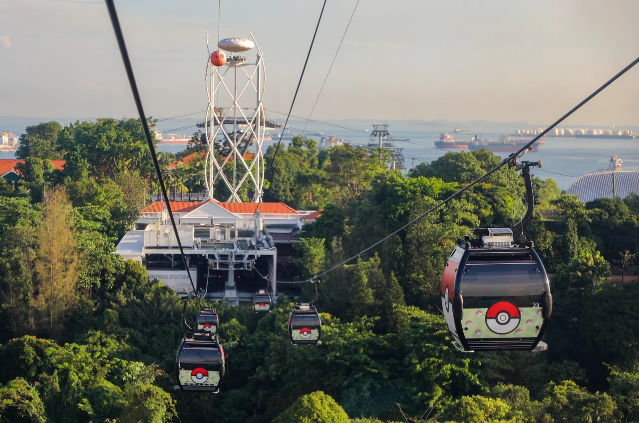 新加坡缆车与宝可梦联名提前欢新加坡缆车50周年。（林泽锐摄）