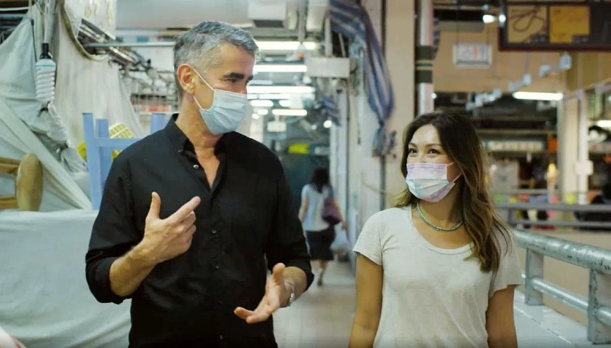 米其林一星餐馆Arcane主厨Shane Osborn（左），带大家到黄大仙寻幽探秘。 （香港旅游发展局提供）