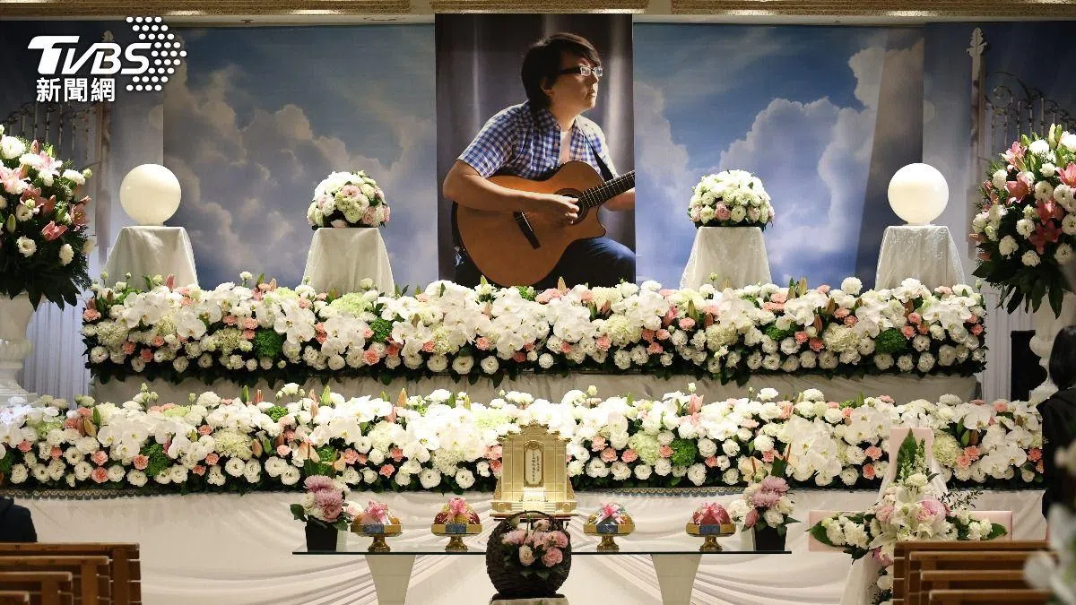 袁惟仁丧礼现场，鲜花布置。（TVBS）