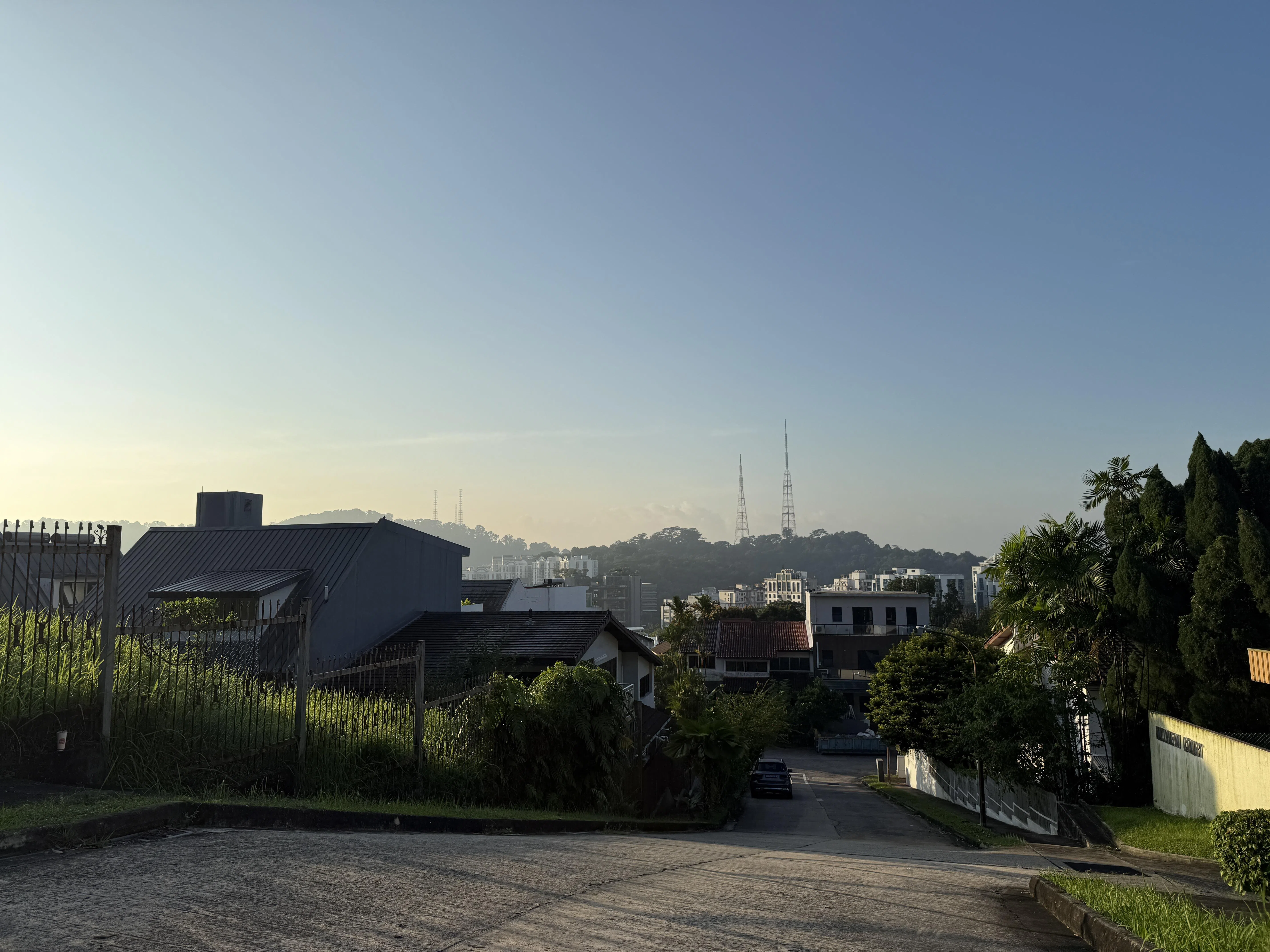 沿着惹兰仑马惹走上坡，回头一望，怡人风景映入眼帘。（陈映蓁摄）