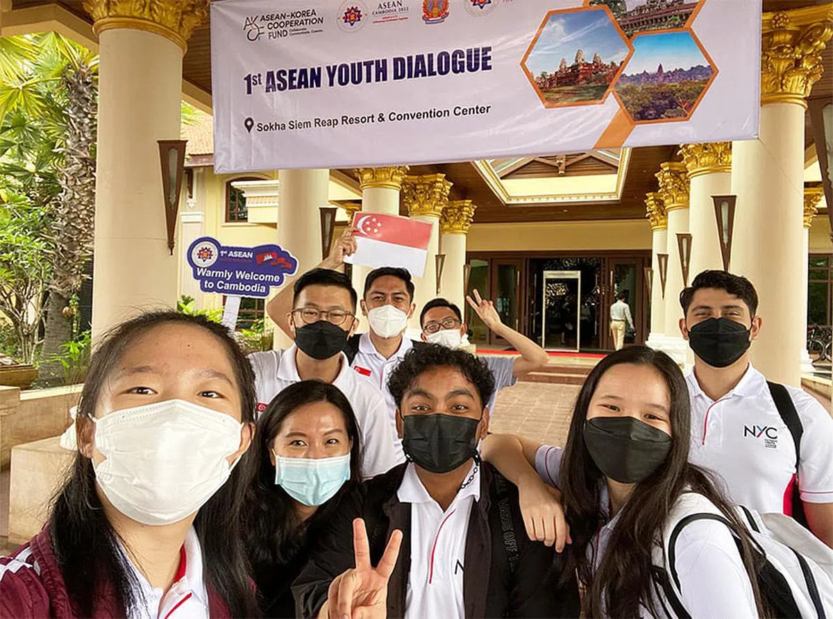 王俊勇（左三）与本地青年共赴在柬埔寨举办的首届亚细安青年对话会。（全国青年理事会提供）